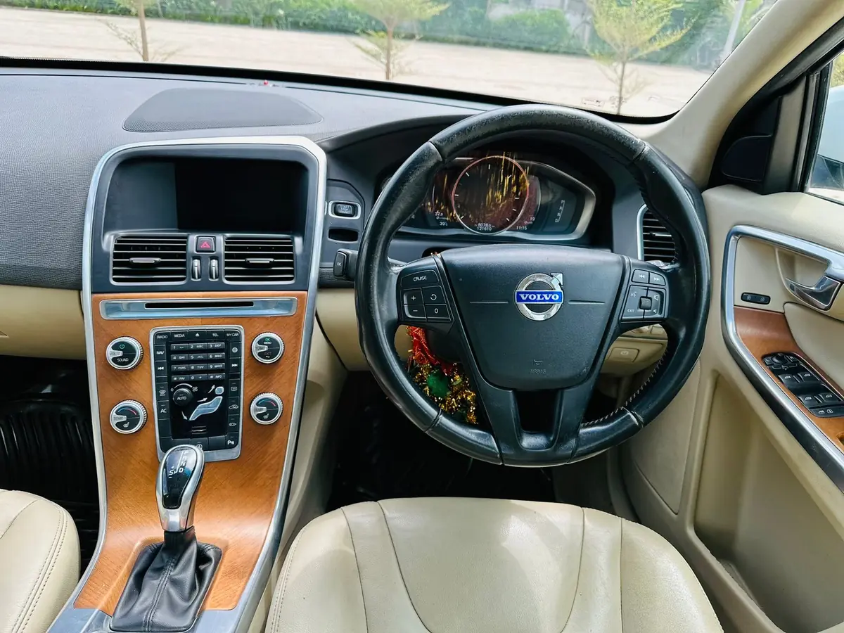 2016 VOLVO XC60 D4