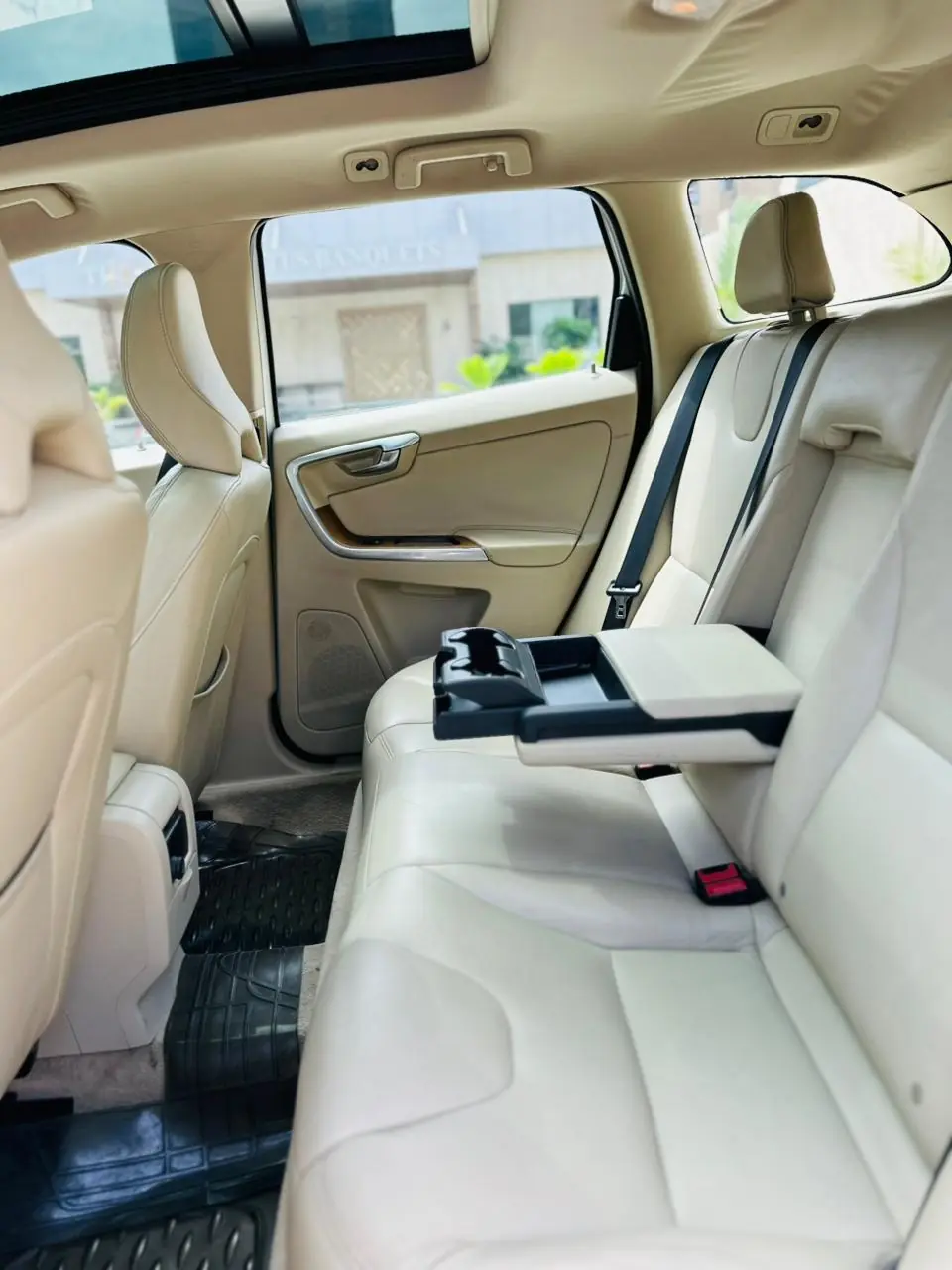 2016 VOLVO XC60 D4