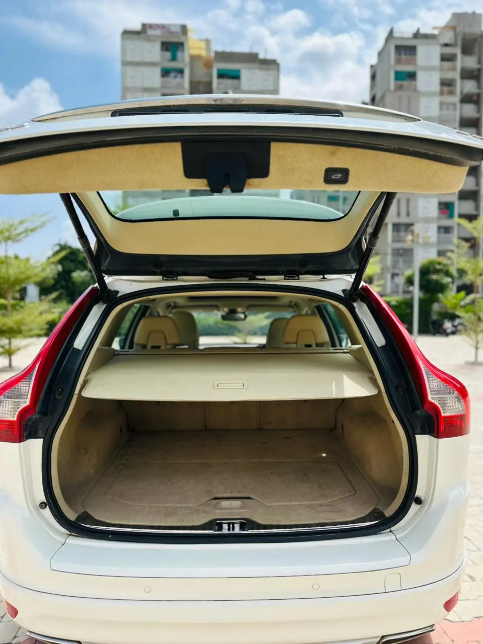 2016 VOLVO XC60 D4