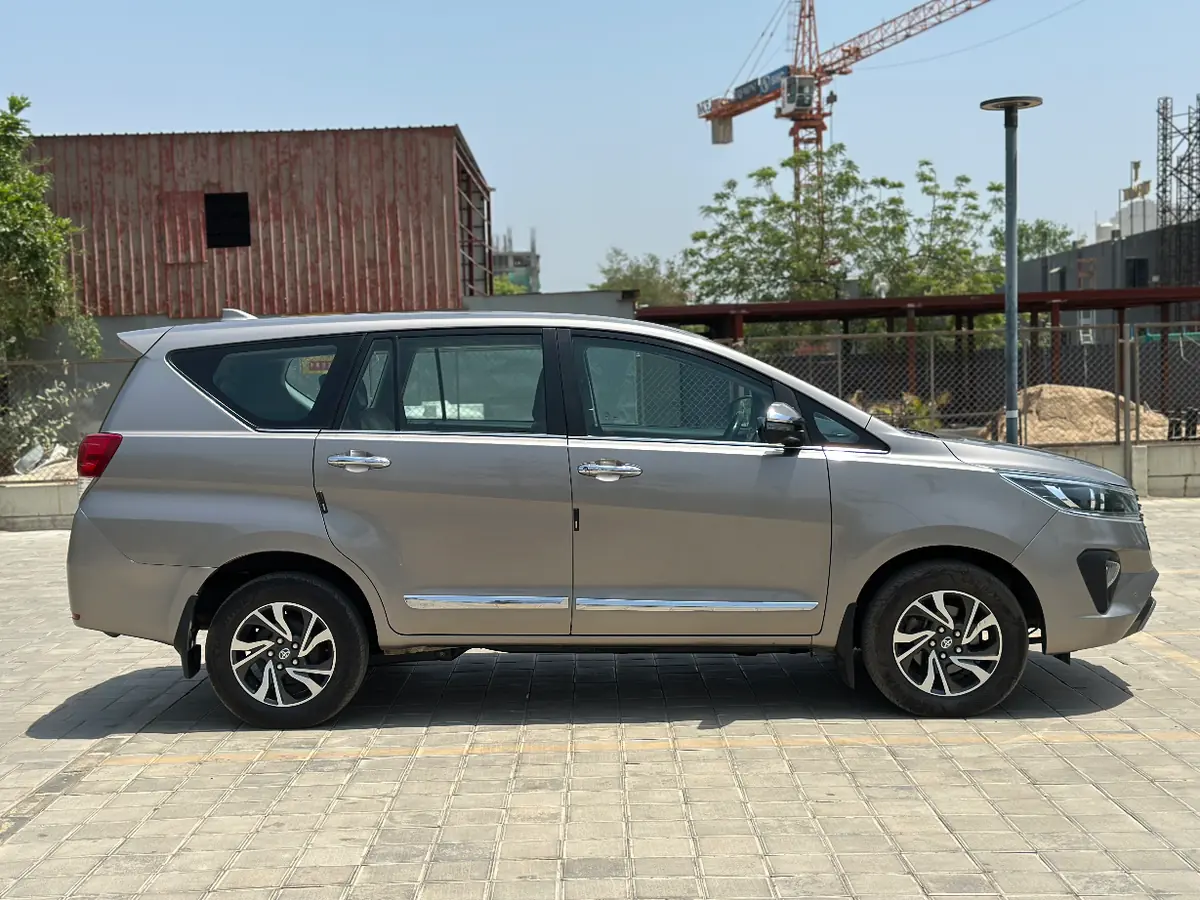 2021 INNOVA CRYSTA V MT