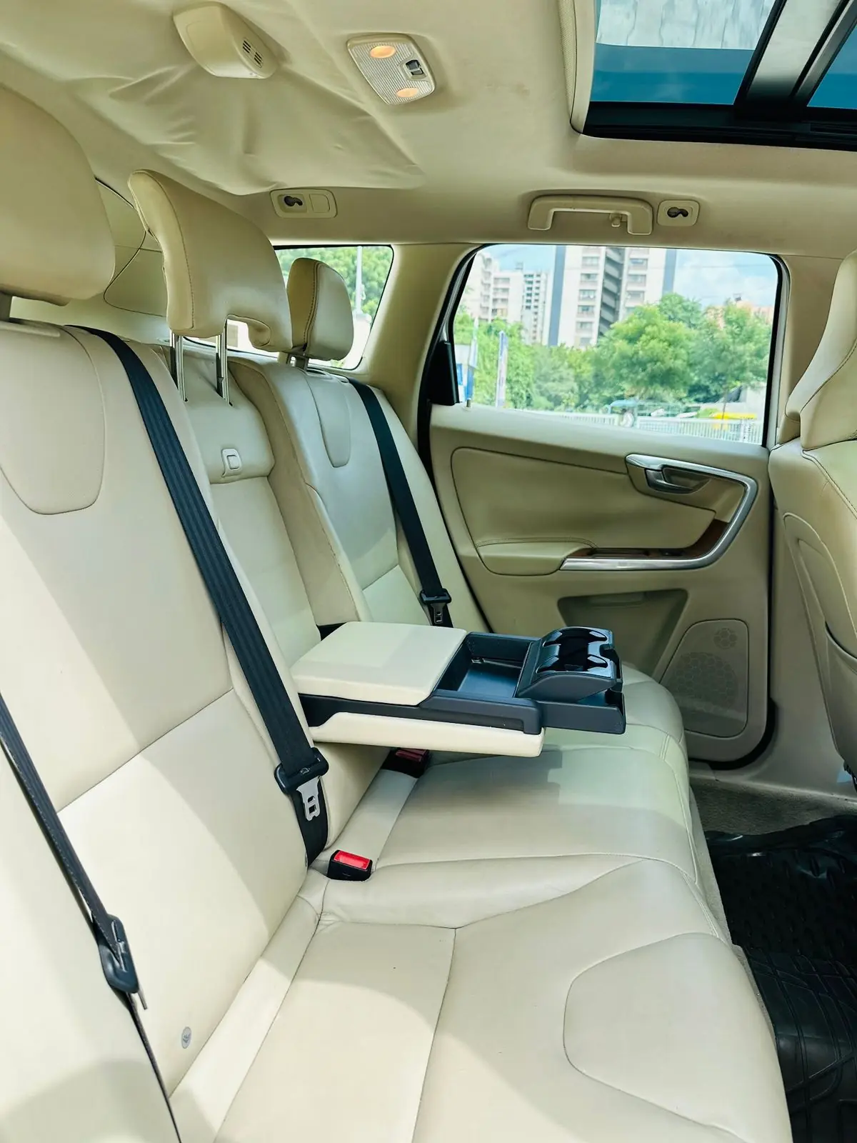 2016 VOLVO XC60 D4
