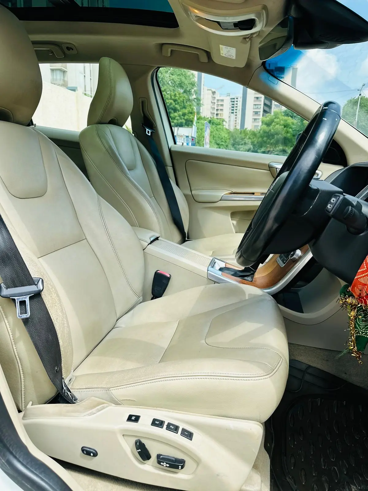2016 VOLVO XC60 D4