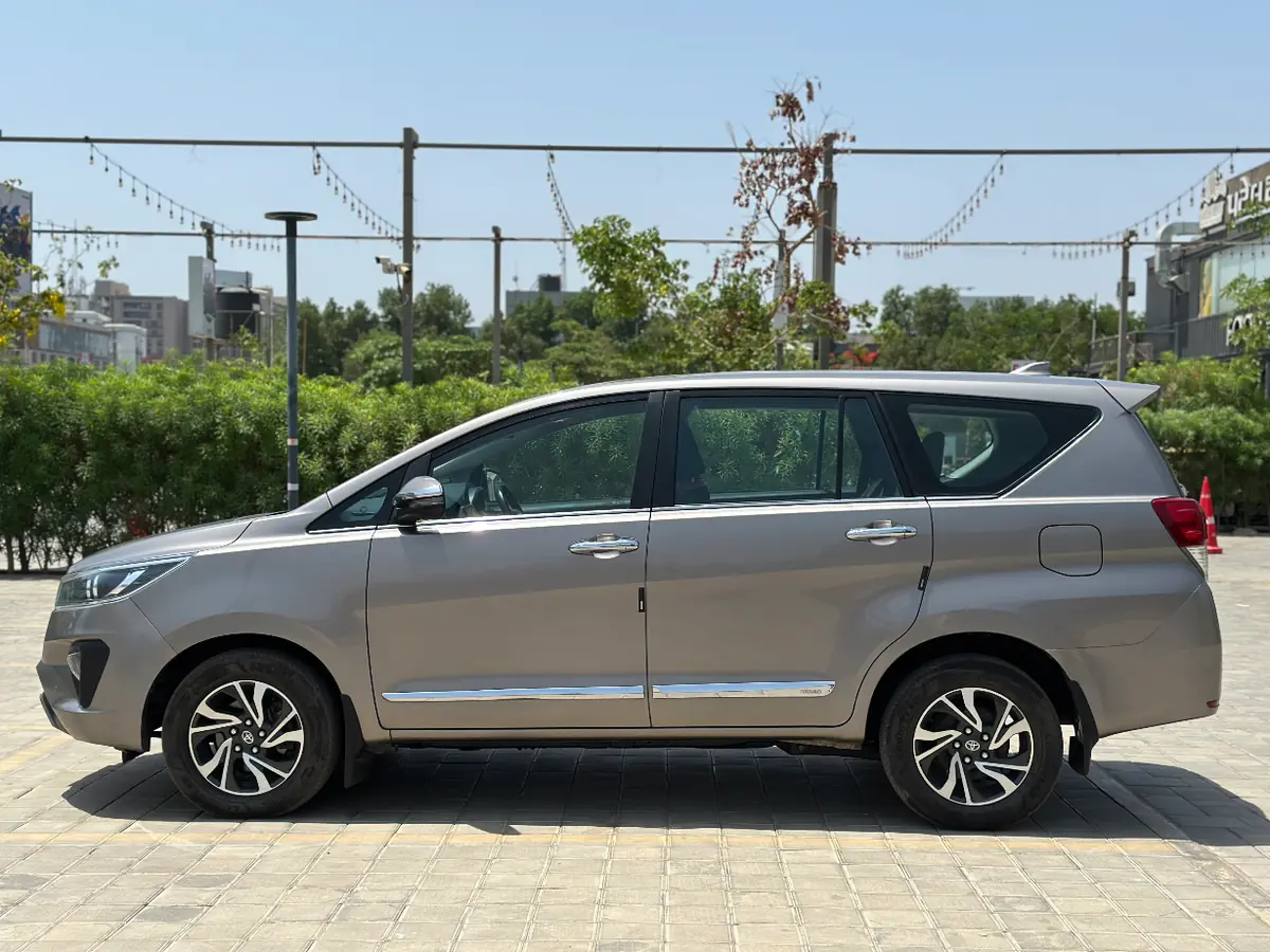 2021 INNOVA CRYSTA V MT